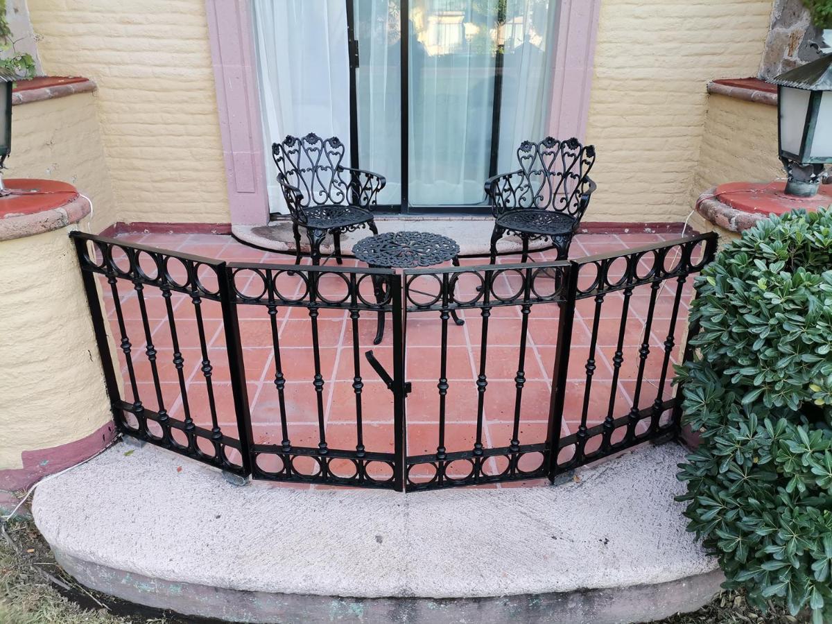 グラン ホテル アシエンダ デ ラ ノリア アグアスカリエンテス エクステリア 写真 A wrought iron balcony