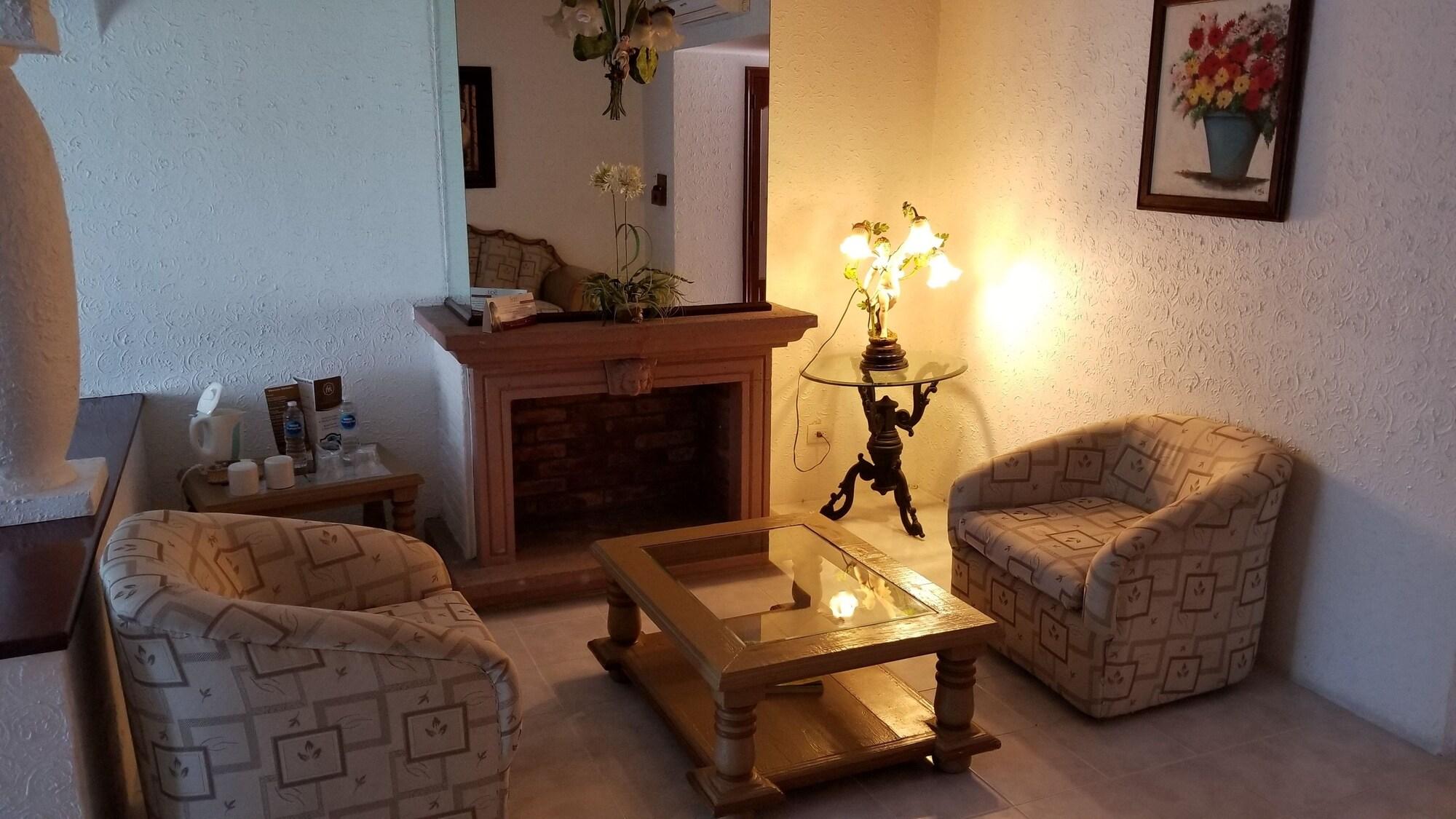 グラン ホテル アシエンダ デ ラ ノリア アグアスカリエンテス エクステリア 写真 A living room in a typical hotel