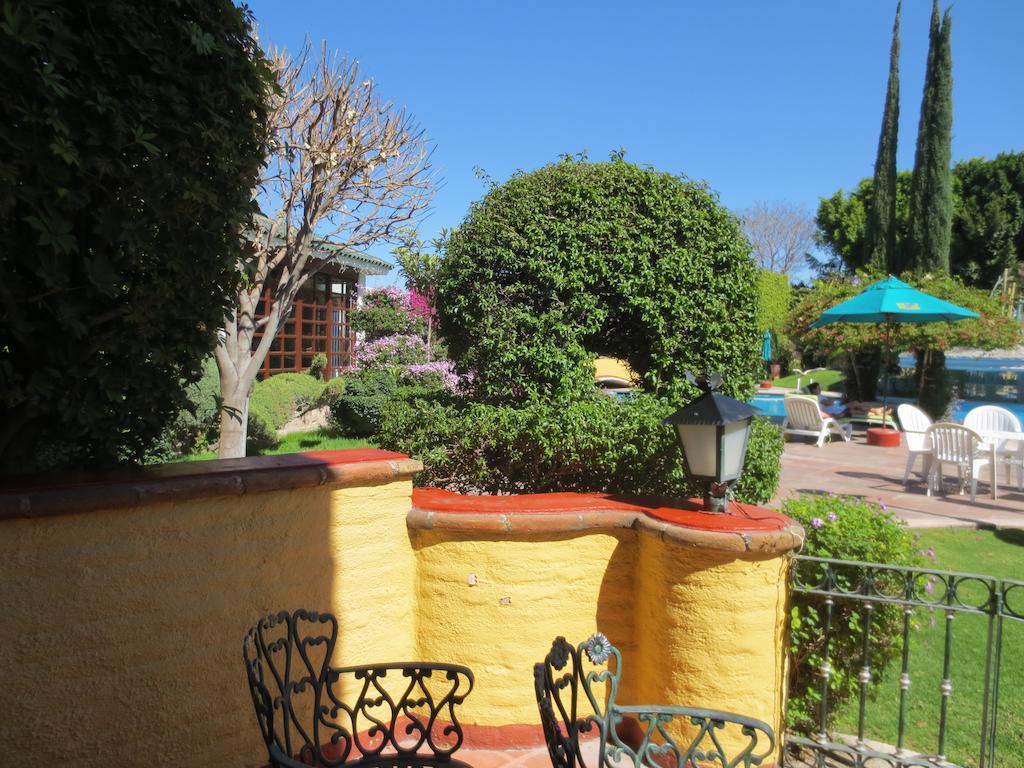 グラン ホテル アシエンダ デ ラ ノリア アグアスカリエンテス エクステリア 写真 The pool area at the Hotel El Peregrino