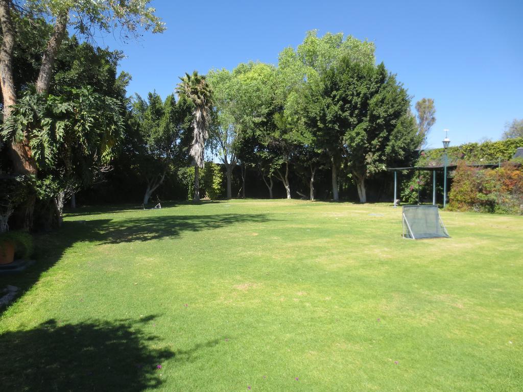 グラン ホテル アシエンダ デ ラ ノリア アグアスカリエンテス エクステリア 写真 The lawn at the center of the campus